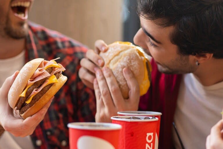 ¿La promesa de Mostaza? MEGA hamburguesas.