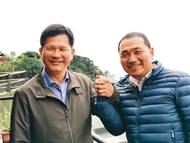 林佳龍（左）參選後，積極拋出議題，綠營觀察，讓原本對選戰冷處理的侯友宜（右）也首度鬆口「不連任才要宣布」。圖為二人2019年視察水湳洞十三層遺址。（新北市政府提供）