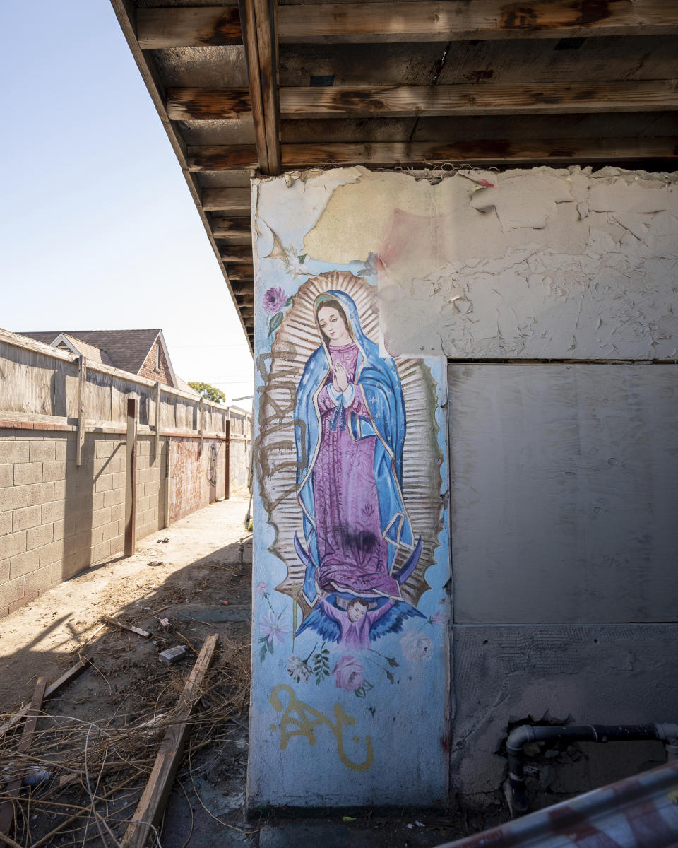 Esta fotografía tomada por Oscar Rodriguez Zapata muestra un mural de la Virgen de Guadalupe pintado en un inmueble derruido en Los Ángeles, en noviembre de 2021. (Oscar Rodriguez Zapata vía AP)