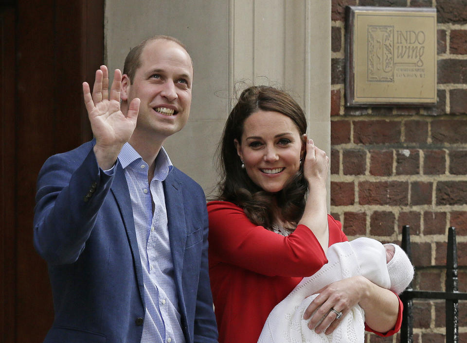 Kate Middleton présente son nouveau petit prince