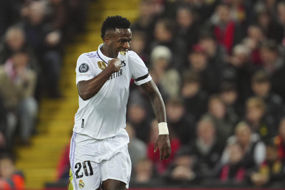 Vinicius Junior celebra tras anotar el primer gol del Real Madrid ante Liverpool en los octavos de final de la Liga de Campeones, el martes 21 de febrero de 2023, en el estadio Anfield. (AP Foto/Jon Super)