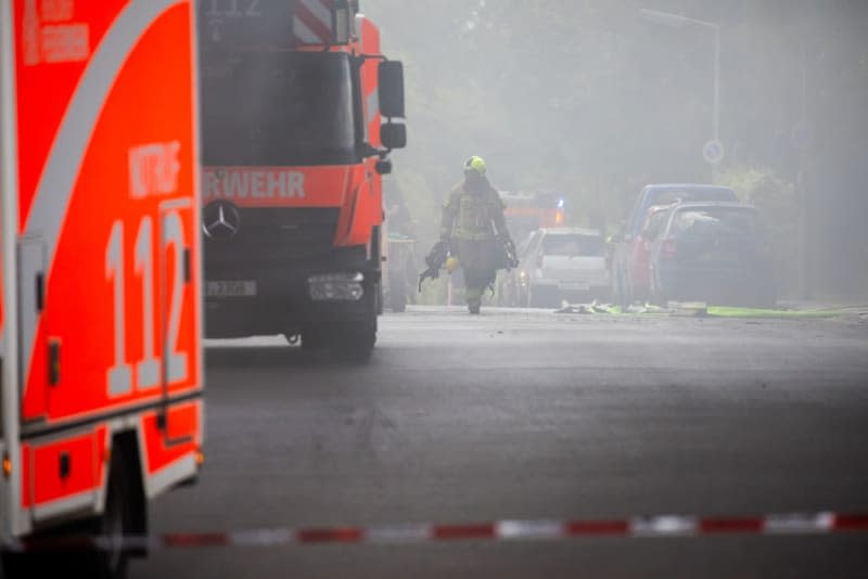 The Berlin fire department members on duty after a fire broke out in a factory in Berlin-Lichterfelde. According to a fire department spokesperson this morning, a technical room on the second floor of a factory building was "fully engulfed in flames". Chemicals were stored in the metal technology company. Christoph Soeder/dpa