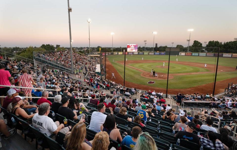 Aficionados de los Modesto Nuts ven el partido del 3 de julio contra los Fresno Grizzlies en el John Thurman Field, en Modesto, California.