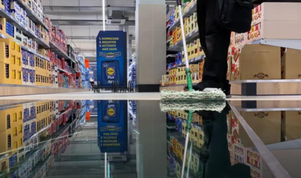 Este Lidl abrió sus puertas el pasado 15 de octubre y sus ruinas lo convierten en un supermercado único en el mundo. (Foto: YouTube / <a href="http://www.youtube.com/watch?v=rp3tAa6lAps" rel="nofollow noopener" target="_blank" data-ylk="slk:RTÉ News;elm:context_link;itc:0;sec:content-canvas" class="link ">RTÉ News</a>).