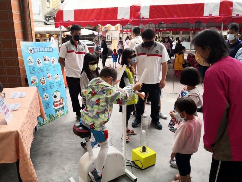 嘉市民族國小獲經濟部節能標竿（2） 經濟部日前表揚全國35家節能標竿單位，嘉義市民族 國小與企業合作裝設能源管理系統，並搭配教學活 動，營造全校師生節能氛圍等優異成果獲得表揚，成 為今年度全台12所獲節能標竿肯定的國中小學之一。 （嘉義市政府提供） 中央社記者黃國芳傳真  112年12月5日 