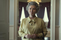 En esta imagen proporcionada por Netflix, Imelda Staunton como la reina Isabel II en "The Crown". (Alex Bailey/Netflix via AP)