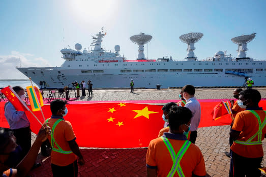 中國航太測量船2022年4月停駐南部赫班托達港口，工人以中國國旗歡迎。路透社