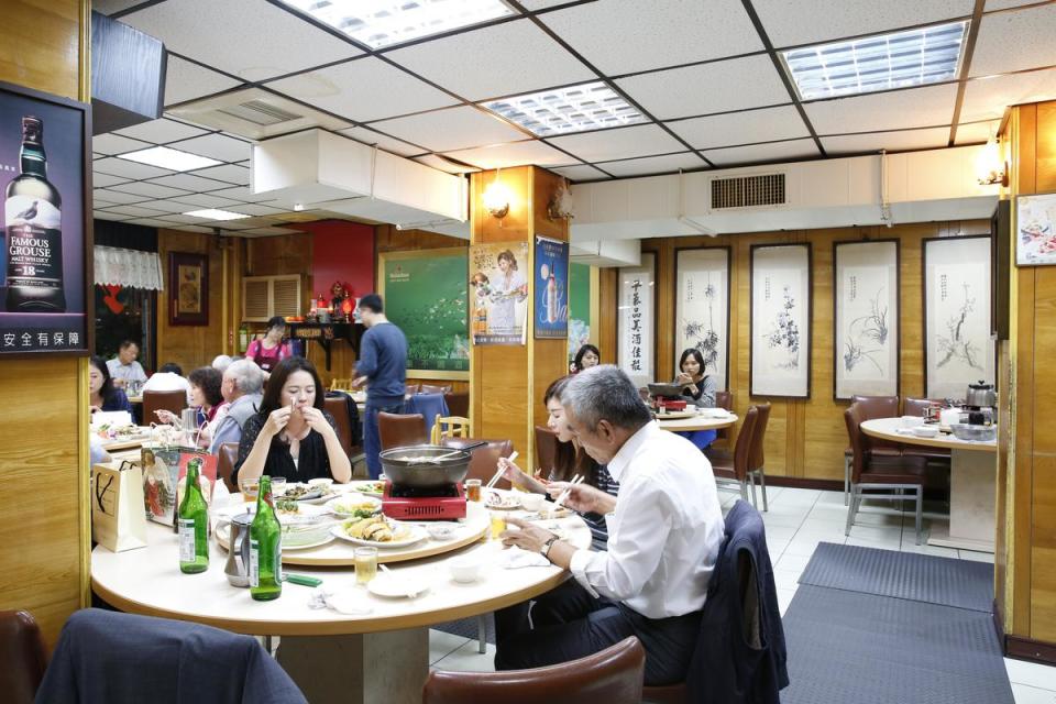 珍味園海鮮餐廳空間素樸，但是老客人「呷過就黏佇仔」，常有中國商務客及日本客人來訪嘗鮮。
