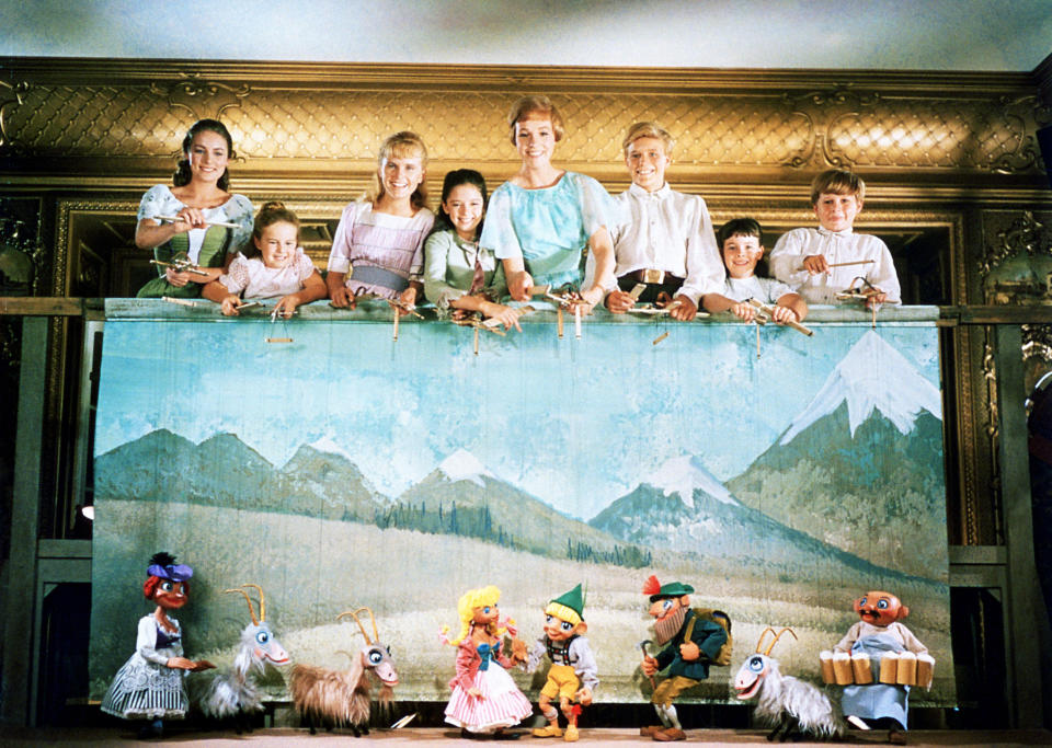 THE SOUND OF MUSIC, from left: Charmain Carr, Kym Karath, Heather Menzies, Angela Cartwright, Julie Andrews, Nicholas Hammond, Debbie Turner, Duane Chase, 1965. TM & Copyright ©20th Century Fox Film Corp. All rights reserved/courtesy Everett Collection