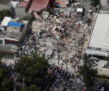 <p>MEX61. CIUDAD DE MÉXICO (MÉXICO), 19/09/2017.- Vista aérea muestra a cientos de personas, entre afectados y rescatistas, durante labores de rescate en medio de edificios colapsados en Ciudad de México (México), hoy, martes 19 de septiembre de 2017, tras un sismo de magnitud 7,1 en la escala de Richter, que sacudió fuertemente el centro del país y causó escenas de pánico justo cuanto se cumplen 32 años de poderoso terremoto que provocó miles de muertes. EFE/STR </p>
