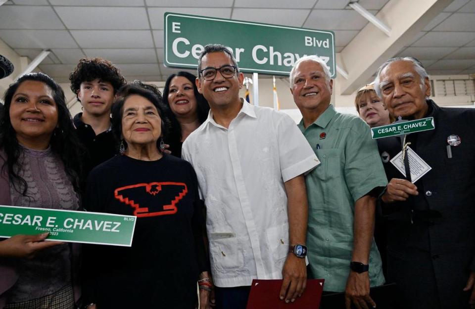 El concejal de Fresno Miguel Arias, en el centro, con Dolores Huerta a la izquierda y Paul Chávez a la derecha, posa para las fotos después de la inauguración de una placa simbólica de la calle César E. Chávez, el sábado 10 de junio de 2023, en Fresno.