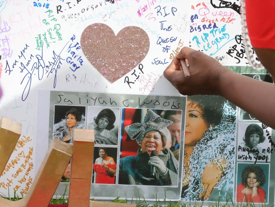 Fans took time to sign the many cards and posters honoring Aretha Franklin in front of the Charles H. Wright Museum of African American History Wednesday, Aug. 29, 2018, in Detroit, Mich.