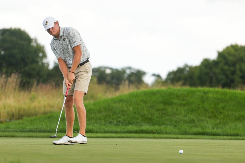 Noah Kent mete un putt para birdie en el primer hoyo durante los cuartos de final del US Amateur 2024 en el Hazeltine National Golf Club en Chaska, Minnesota, el viernes 16 de agosto de 2024. (Chris Keane/USGA)