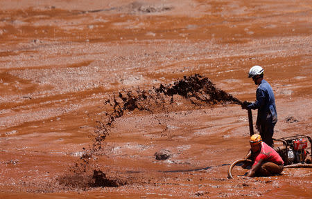 Rescue workers search for victims of a collapsed tailings dam owned by Brazilian mining company Vale SA, in Brumadinho, Brazil February 2, 2019. REUTERS/Adriano Machado