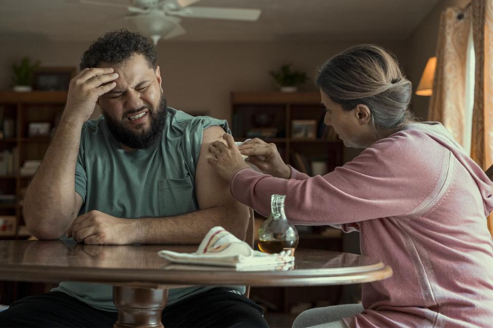 MO. (L to R) Mo Amer as Mo, Farah Bsieso as Yusra in episode 102 of MO. Cr. Rebecca Brenneman/Netflix © 2022