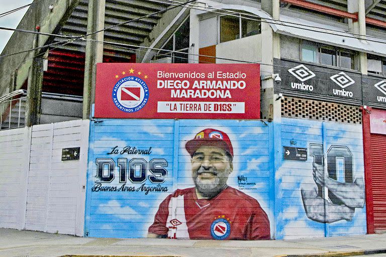 Alrededor del del estadio de Argentinos Juniors, desde la calle Boyacá, luego sobre García y finalmente en Gavilán, hay una sucesión de 17 murales