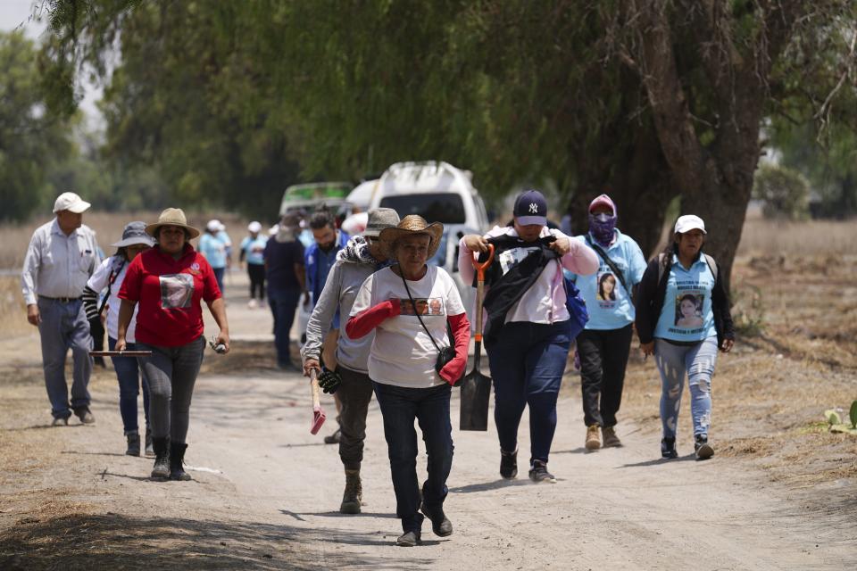 María Herrera, en el centro, busca a sus hijos desaparecidos --dos en Guerrero en 2008 y otros dos en Veracruz en 2010--, el viernes 19 de abril de 2024, en Zumpango, México. Cientos de activistas en búsqueda de parientes desaparecidos se diseminaron por varias partes de México el viernes para una iniciativa coordinada que eleve el perfil de la labor de búsqueda que lideran las familias de miles de desaparecidos en el país, sin el apoyo de las autoridades. (AP Foto/Marco Ugarte)