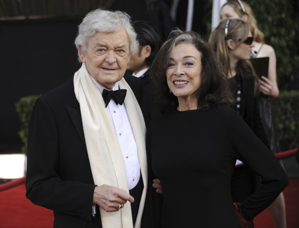 ARCHIVO - Hal Holbrook y Dixie Carter llegan a la ceremonia de los Premios SAG el 27 de enero de 2008 en Los Angeles. Holbrook murió el 23 de enero del 2021 en Beverly Hills, California, dijo su representante, Steve Rohr, el martes a The Associated Press. Tenía 95 años. (AP Foto/Chris Pizzello, Archivo)