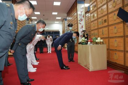 嚴部長率國軍重要幹部，向沈前總長靈前鞠躬致敬。（軍聞社記者李忠軒攝）