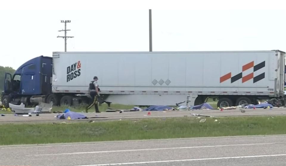 加拿大曼尼托巴省發生嚴重車禍，聯結車撞復康巴士，至少造成15人死亡。