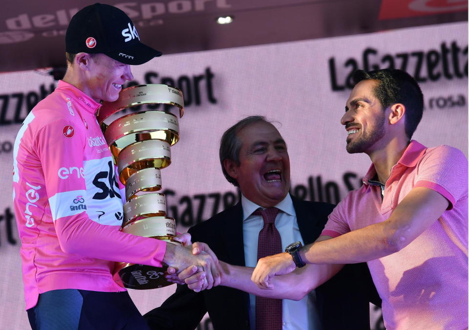 Chris Froome (I), del Team Sky, estrecha las manos con Alberto Contador (D), durante la ceemonia de premiación de la edición número 101 del Giro de Italia. / Foto: EFE/EPA/Daniel Dal Zennaro