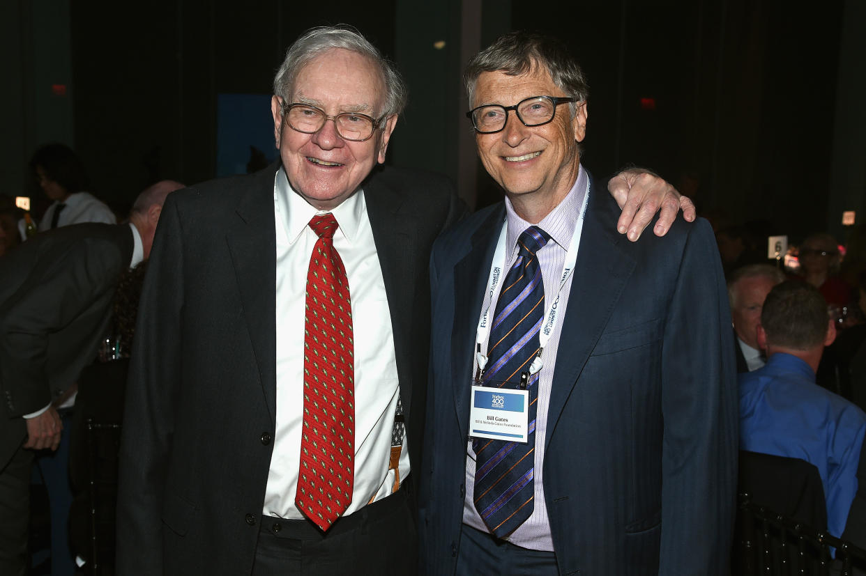 El inversor Warren Buffett y el cofundador de Microsoft Bill Gates, dos de los hombres más ricos del mundo, juntos en una cena en Nueva York. Foto: Dimitrios Kambouris/Getty Images.