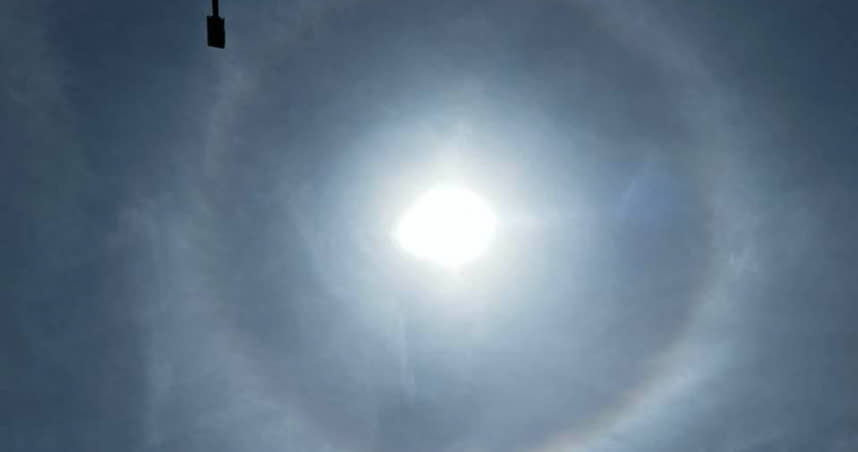 這幾天艷陽高照，前中央氣象局長鄭明典也分享日暈的美照。（圖／翻攝自鄭明典臉書）