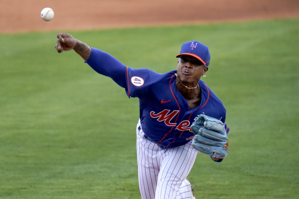 Marcus Stroman, de los Mets de Nueva York, lanza en la primera entrada del juego de pretemporada del martes 2 de marzo de 2021, ante los Astros de Houston, en Port St. Lucie, Florida (AP Foto/Jeff Roberson)