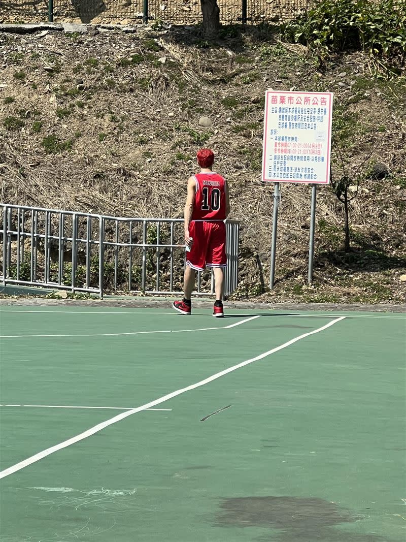 有網友在苗栗福星山籃球場捕捉「野生櫻木花道」。（圖／翻攝自路上觀察學院）