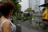 <p>MIA15. SAN JUAN (PUERTO RICO), 07/09/2017.- Vista de destrozos en el barrio de Santurce tras el paso del huracán Irma, hoy jueves, 7 de septiembre de 2017, en San Juan (Puerto Rico). El gobernador de Puerto Rico, Ricardo Rosselló, informó hoy que fallecieron tres personas en hechos relacionados con las malas condiciones climatológicas causadas por el paso del huracán Irma, mientras que los mayores incidentes que se han registrado son árboles y postes eléctricos caídos. EFE/Thais Llorca </p>