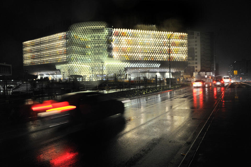 <p>Traffic flows by the SAMHRI building, one of the few with power back up near the CBD in Adelaide after the power network stopped working, creating a broad blackout across the city, Adelaide, Australia, Sept. 28, 2016. A severe storm lashed South Australia, resulting in a state wide blackout for several hours. (Photo: DAVID MARIUZ/EPA) </p>