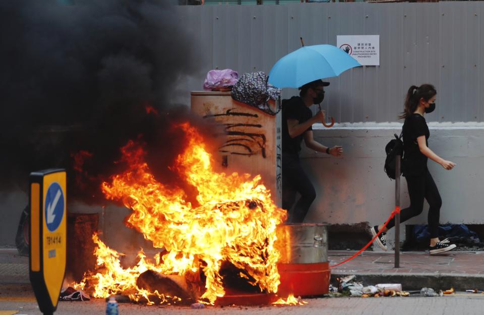 Anti-government protesters set fire to block traffic in Hong Kong, Oct. 1, 2019. (Photo: Gemunu Amarasinghe/AP)