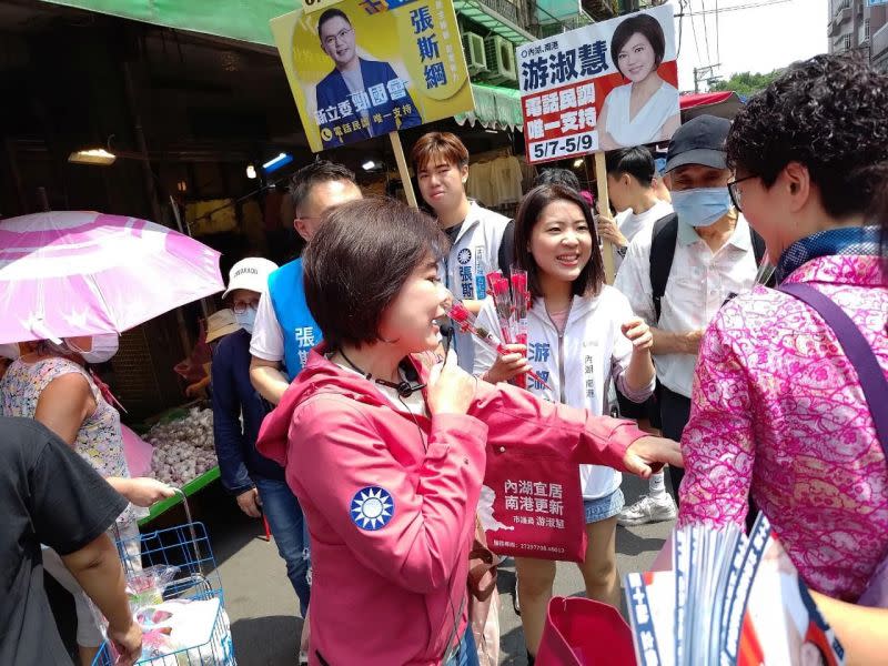 ▲北市議員徐巧芯與北市議員張斯綱陪同游淑慧到市場掃街。（圖／翻攝自徐巧芯臉書）