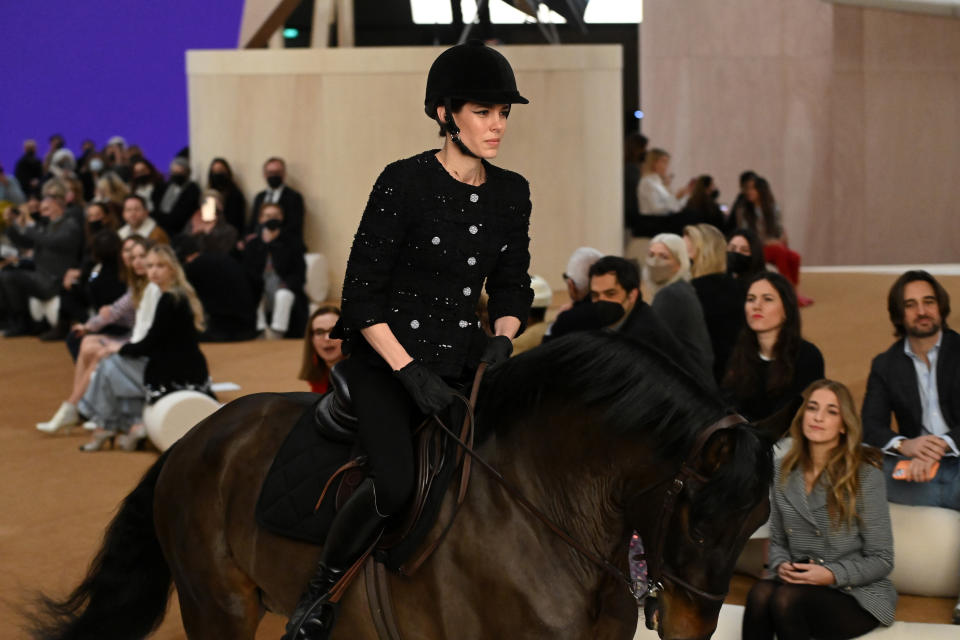 Charlotte Casiraghi reitet für Chanel bei der diesjährigen Fashion-Week über den Laufsteg. (Bild: Pascal Le Segretain/Getty Images)