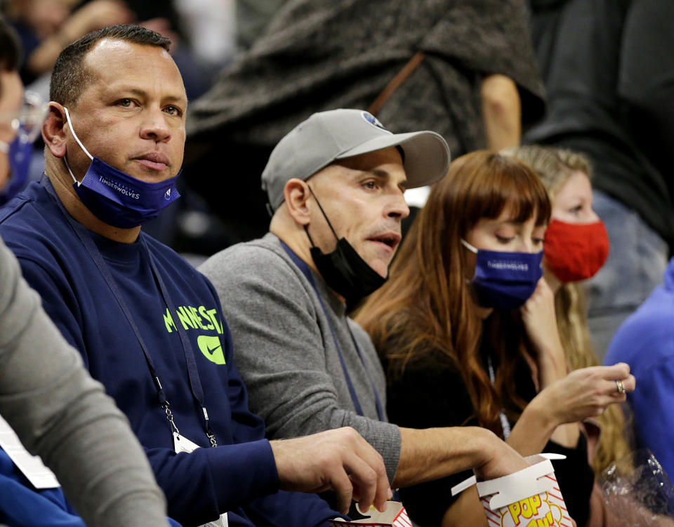 Alex Rodríguez (izquierda) y Marc Lore, codueños de los Timberwolves de Minnesota, durante un partido de la NBA, el sábado 23 de octubre de 2021, en Minneapolis. (AP Foto/Andy Clayton-King)