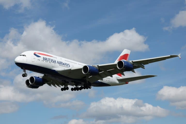 Un avión Airbus A380-841 de la compañía British Airways ateriza en el aeropuerto de Heathrow, al oeste de Londres, el 29 de abril de 2024 (Adrian Dennis)