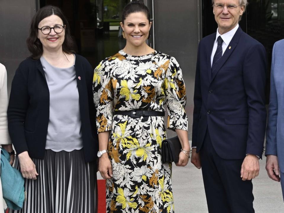 Victoria von Schweden fühlt sich sichtlich wohl in ihrem Blumenkleid. (Bild: imago/TT)