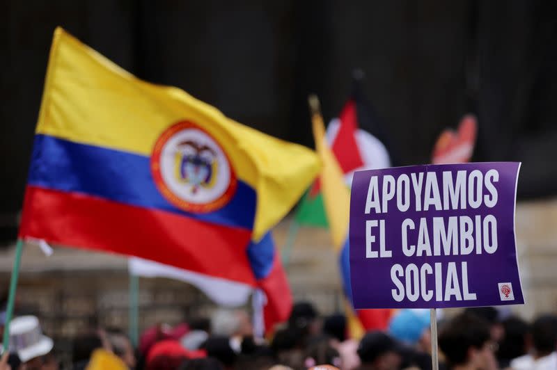 Partidarios del presidente Petro de Colombia marchan en apoyo de las reformas propuestas por su gobierno, en Bogotá