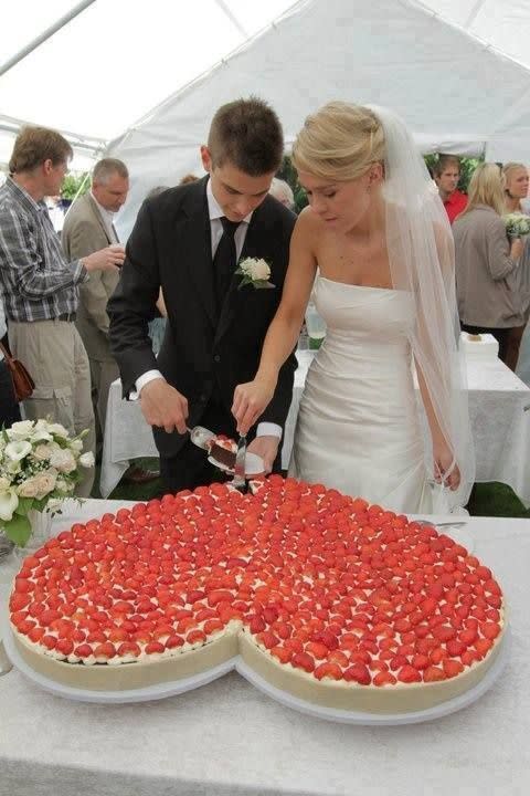 <p><b>Gâteau de mariage et cheesecake</b></p><p>Optez pour un cheesecake aux fruits en forme de cœur. <i>[Photo: Pinterest]</i></p>