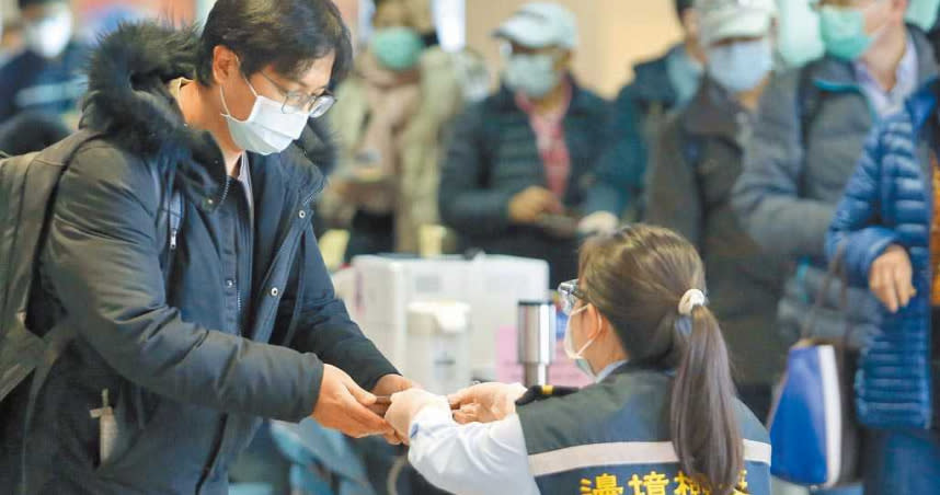 1月15日起14天居家檢疫須「一人一戶」，導致民眾居家檢疫的成本上升，加上機票價格水漲船高，海外國人想返台過年，成本將提高不少。（圖／本報資料照片）