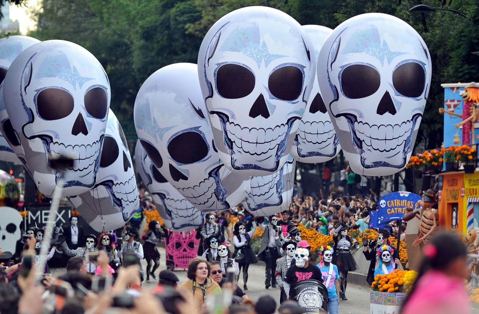 <p>People take part in the Day of the Dead parade in Mexico City on Oct. 28, 2017. (Photo: Victor Cruz/AFP/Getty Images) </p>