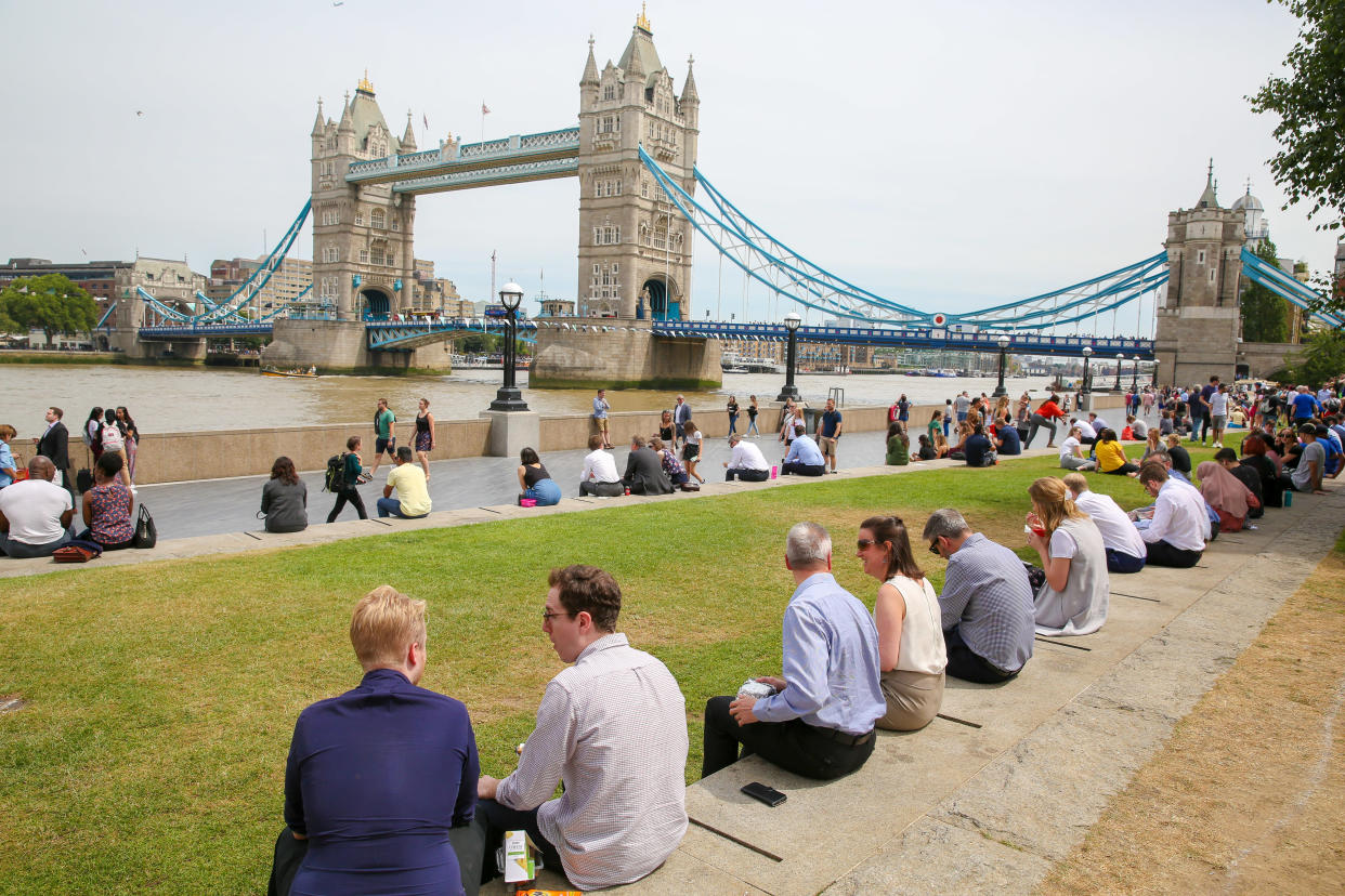  City workers and tourists gathered at Moor near the Tower Bridge during a warm and sunny day in London. The hot weather continues in the UK, according to the Meteorological station, rain is forecast across the country during the next few days. (Photo by Dinendra Haria / SOPA Images/Sipa USA) 