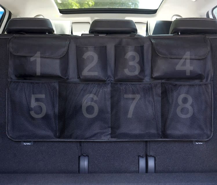 ▲後座椅背置物網袋有8個分類袋可裝，加寬魔鬼氈黏貼更牢固。（圖片來源：Yahoo購物中心）