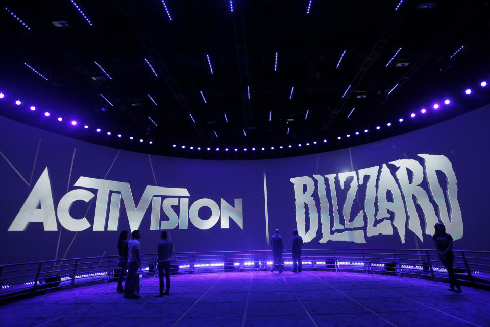 DATEI – Der Activision Blizzard-Stand wird am 13. Juni 2013 während der Electronic Entertainment Expo in Los Angeles gezeigt.  Microsoft kauft Activision Blizzard am Dienstag, 18. Januar 2022, für 68,7 Milliarden US-Dollar, um Zugang zu Blockbuster-Spielen wie Call of Duty und Candy Crush zu erhalten.  Der Bar-Deal wird es Microsoft ermöglichen, mobiles Gaming zu beschleunigen und Bausteine ​​für das Metaverse, also eine virtuelle Umgebung, bereitzustellen.  (AP Photo/Jae C. Hong, Datei)