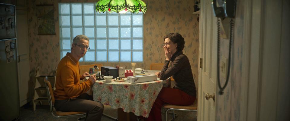 Jeremy Strong and Anny Hathaway sitting at a kitchen table