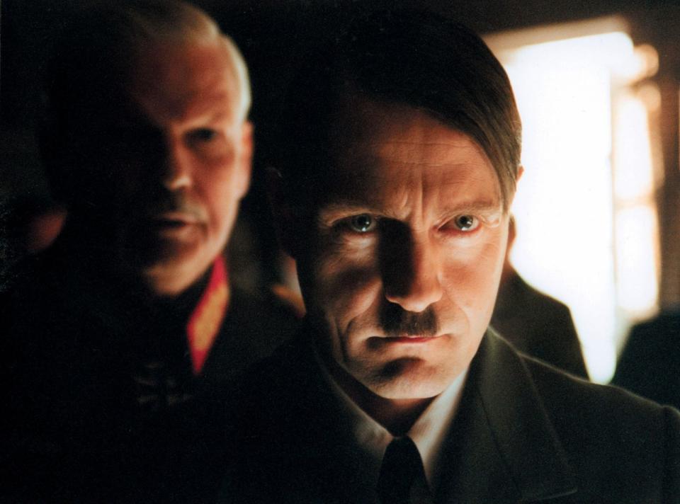 Jo Baier erzählte in "Stauffenberg" (2004) vom Attentat auf Hitler am 20. Juli 1944. Udo Schenk (rechts) spielte als Hitler nur eine Nebenrolle, tat das aber mit großer Akribie und Authentizität. (Bild: ARD / SWR)