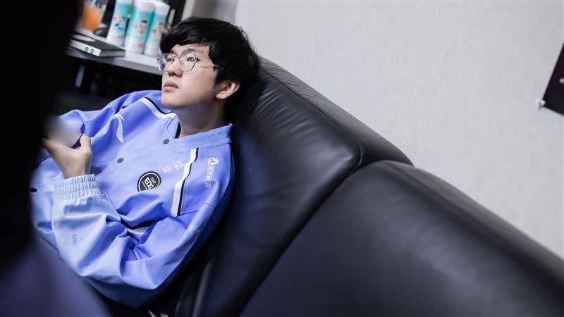 陣中的主力打野選手Jiejie因為在廁所摔傷頭部，必須靜養。（圖／翻攝自EDG微博）