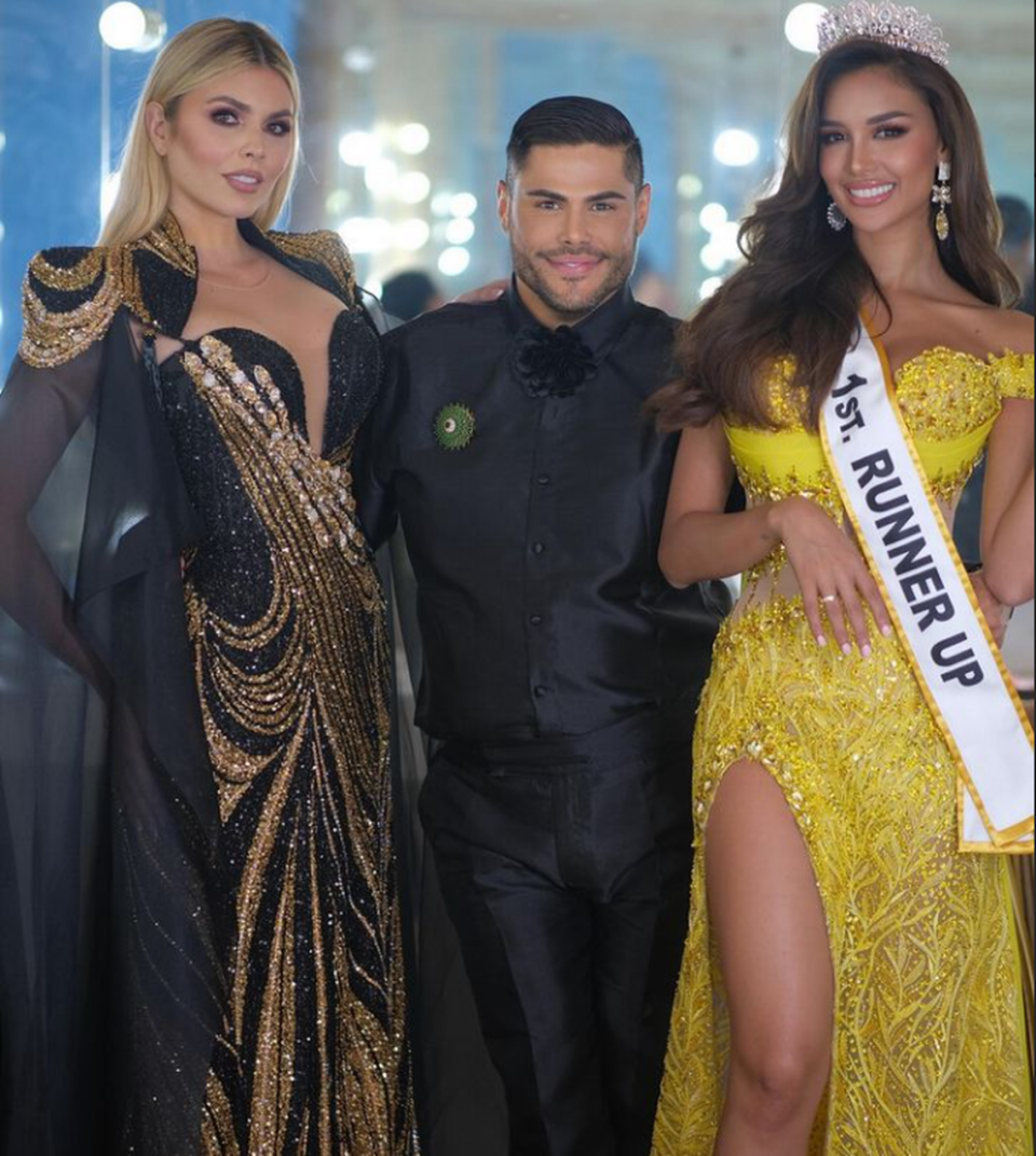 Prince Julio César, director de Miss Universo Cuba, con Lisandra Chirinos (der.), Universal Woman Venezuela 2024, y Valentina Sánchez Trivella, Universal Woman 2023.