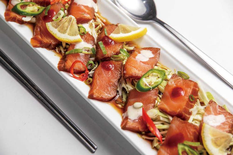 「韓式醬生鮭」的擺盤融入西餐手法，醃漬鮭魚的醬料風味不會太重，還帶有檸檬清香。（449元）（圖／焦正德攝）