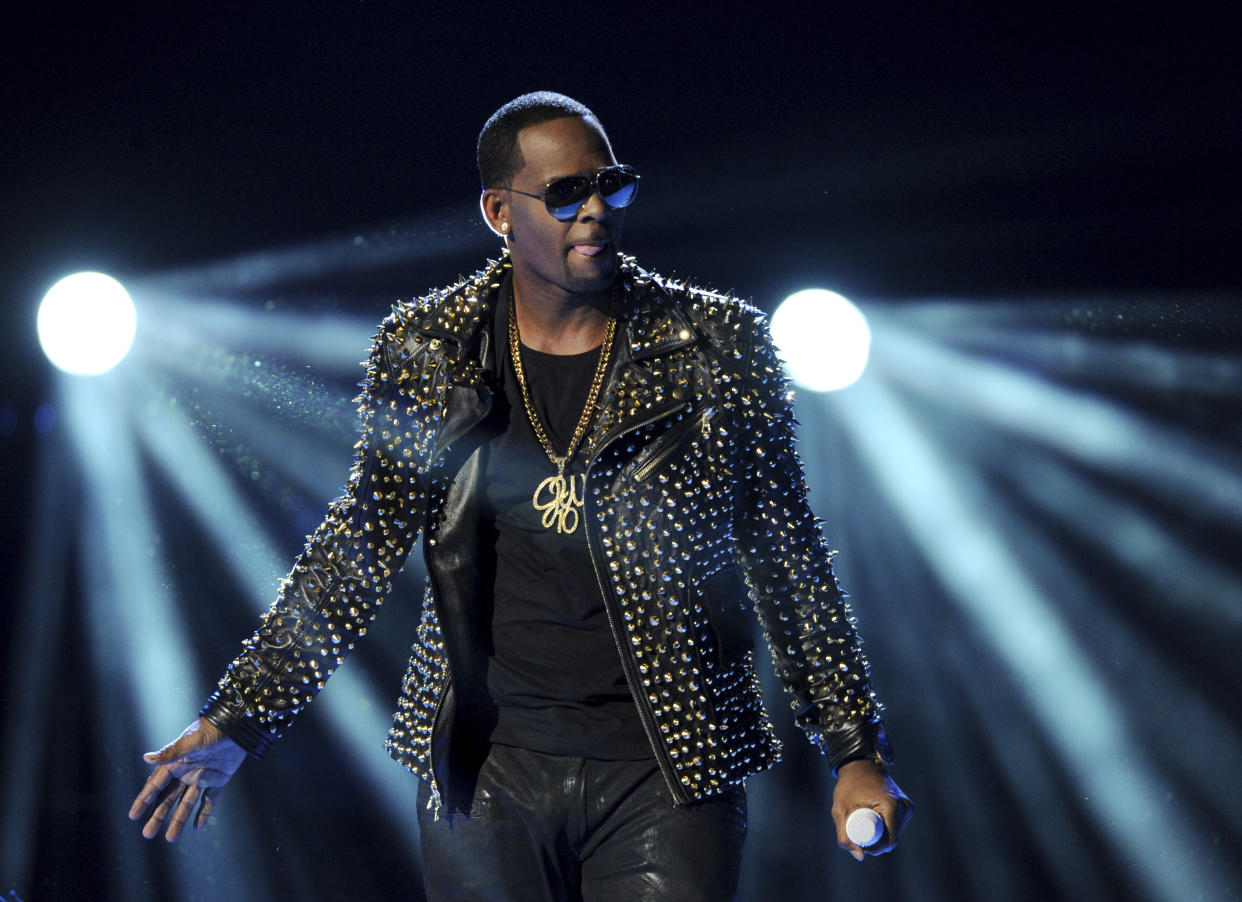 ARCHIVO – R. Kelly durante su actuación en los Premios BET en Los Angeles el 30 de junio de 2013. El juicio federal de Kelly comienza el lunes en Chicago. (Foto Frank Micelotta/Invision/AP, archivo)